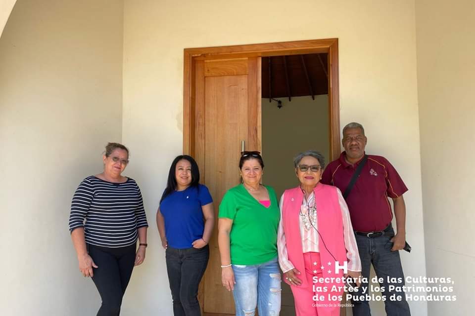 SECAPPH's tweet image. Esta semana, la ministra @avo_anna, se unió al equipo de COFADEH en una emotiva visita al Hogar contra El Olvido. ✊🎭
Juntos, recorrieron las instalaciones y dialogaron sobre iniciativas futuras que prometen fortalecer los lazos de la comunidad.📖📚

#SECAPPH 
#CONADEH