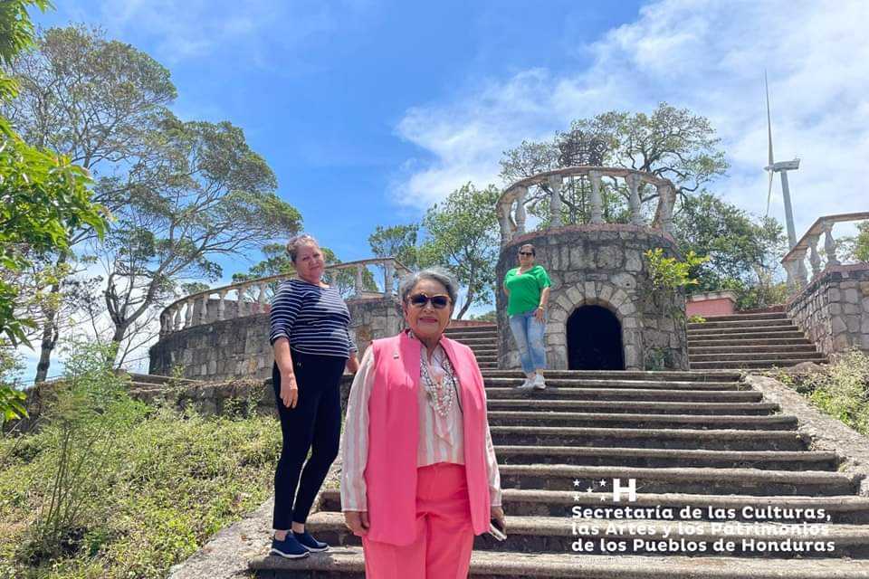 SECAPPH's tweet image. Esta semana, la ministra @avo_anna, se unió al equipo de COFADEH en una emotiva visita al Hogar contra El Olvido. ✊🎭
Juntos, recorrieron las instalaciones y dialogaron sobre iniciativas futuras que prometen fortalecer los lazos de la comunidad.📖📚

#SECAPPH 
#CONADEH