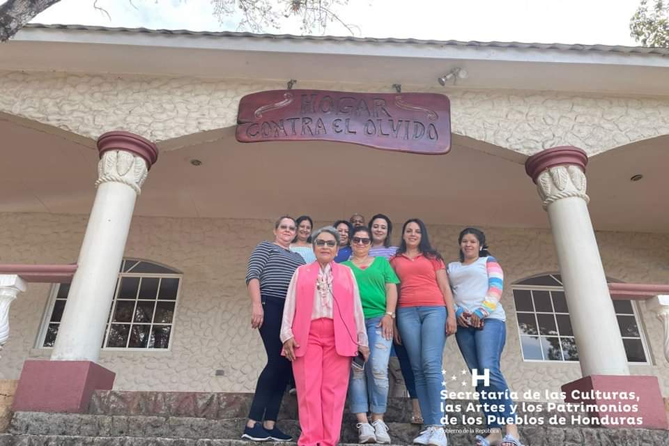 SECAPPH's tweet image. Esta semana, la ministra @avo_anna, se unió al equipo de COFADEH en una emotiva visita al Hogar contra El Olvido. ✊🎭
Juntos, recorrieron las instalaciones y dialogaron sobre iniciativas futuras que prometen fortalecer los lazos de la comunidad.📖📚

#SECAPPH 
#CONADEH