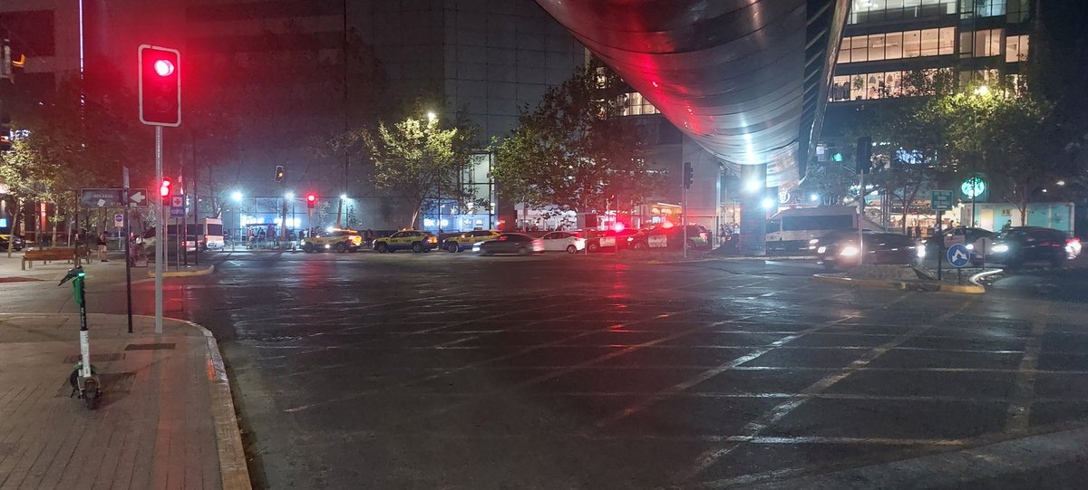 Alguien sabe por qué nos están evacuando del Costanera Center?
#Santiago #Chile @costaneracenter