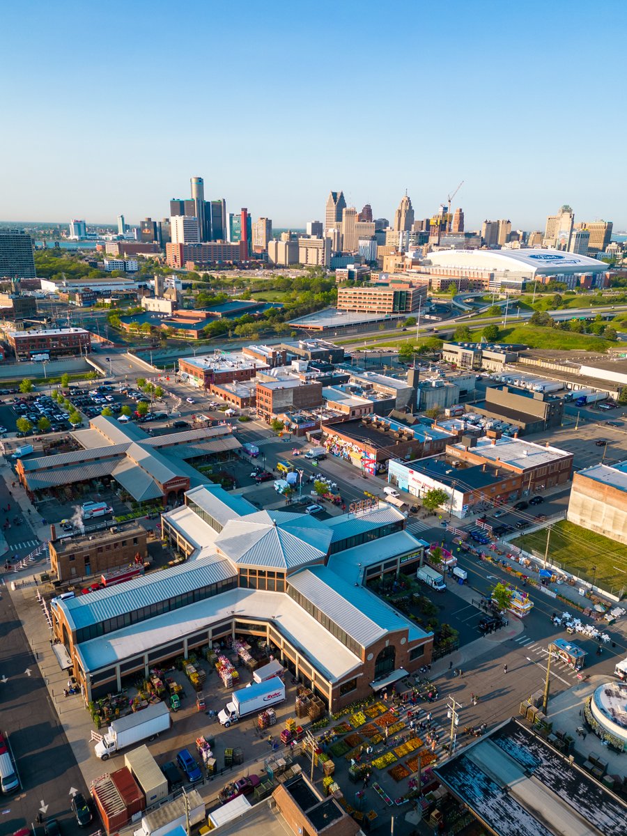 Detroit's @EasternMarket is in the running for the Best Public Market in the US! 🏆🌱 With bright murals and 225+ vendors covering 43 acres, no trip to Detroit is complete without a visit. Vote daily and show your #DetroitLove until April 13 💙 bit.ly/48LdBl3 @USATODAY