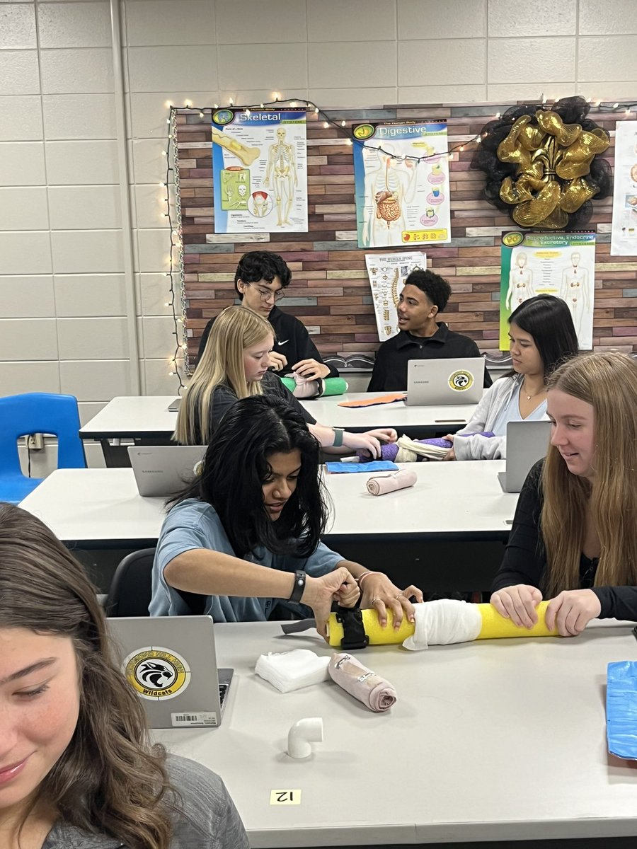Stop the bleed training in Intro to healthcare @BivinsMiller <a href="/TJoyRoberts1/">T.Joy Roberts</a> <a href="/RichmondHill_HS/">Richmond Hill High</a> <a href="/PatrickMeans19/">Patrick Means</a>