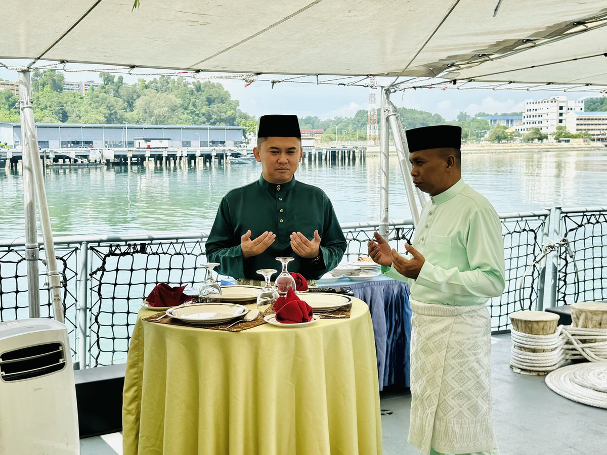 Majlis Sambutan Hari Raya dan Penyerahan Beg Raya yang telah di sempurnakan oleh Pegawai Memerintah KD TEGUH SAMUDERA. Majlis diadakan bagi menghargai Warga yang bertugas pada Hari Raya. Semoga dipermudahkan segala urusan dan diberkati ALLAH SWT.

#sediaberkorban
#salamlebaran