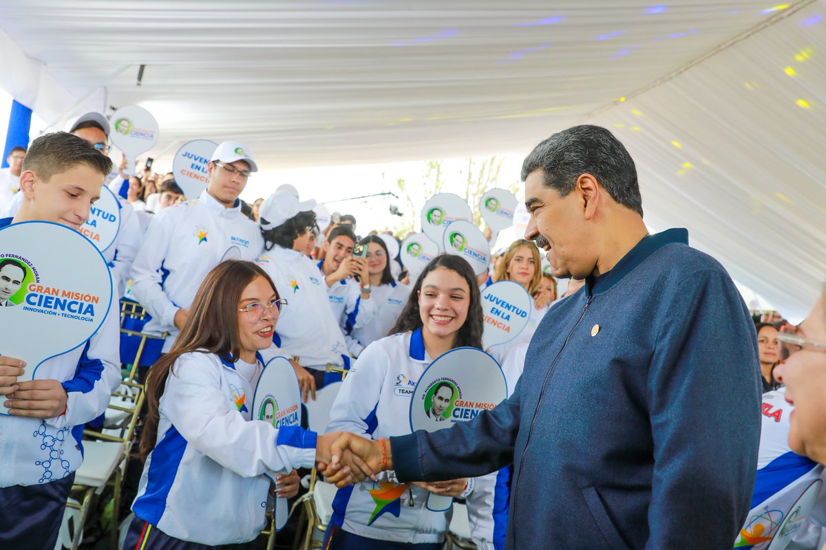 NicolasMaduro tweet picture