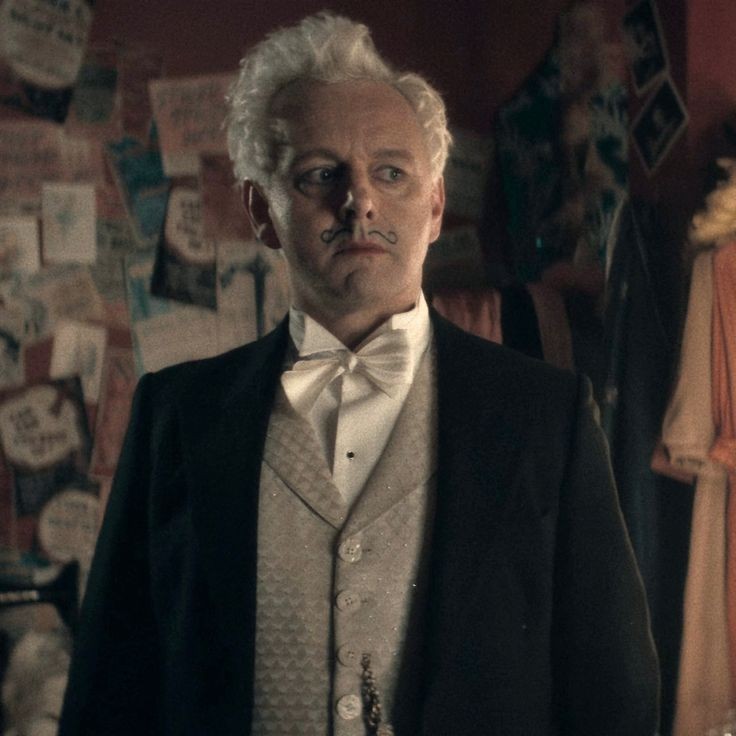 crowley_kissr's tweet photo. 1941 aziraphale you'll always be famous https://t.co/f7TcVo3cxz
