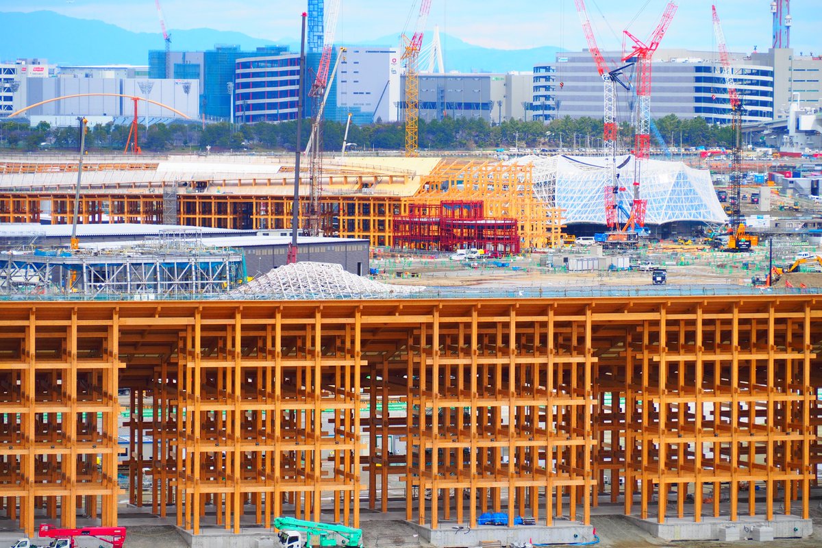 #ゆめしまレポート🌈 この日も夢洲は建築ラッシュの真っただ中🏗️ 大屋根リングの外側には、巣のような屋根が特徴的な建物、「#大阪ヘルスケアパビリオン Nest for Reborn」の姿も🌟 さらに内側にある、白い屋根が丘のようになっている建物、これは「#いのちの遊び場 #クラゲ館」🪼 #くるぞ万博