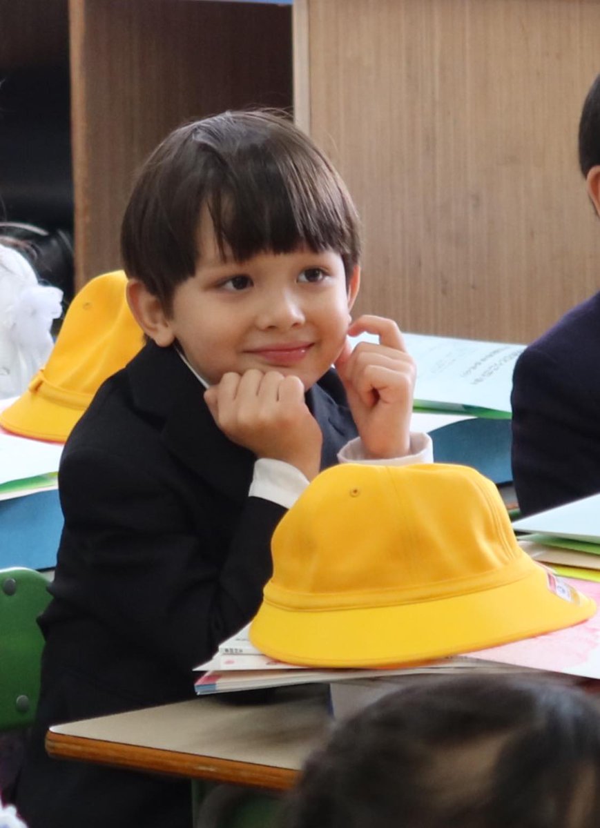 ไปรร.วันแรก🇯🇵ได้ของกลับมาเต็มบ้านเลย
นอกจากไม่ต้องเสียค่าเทอมกับ ค่าแรกเข้าแล้ว
ทางรร.กับทางเขตยังแจกของเหล่านี้ด้วย
คือ นร.ทั่วประเทศมีโอกาสเท่าเทียมกัน ไม่เว้นแม้แต่คนต่างชาติ
การศึกษาที่ดีมีมาตราฐาน เข้าถึงคนทุกระดับ 😊