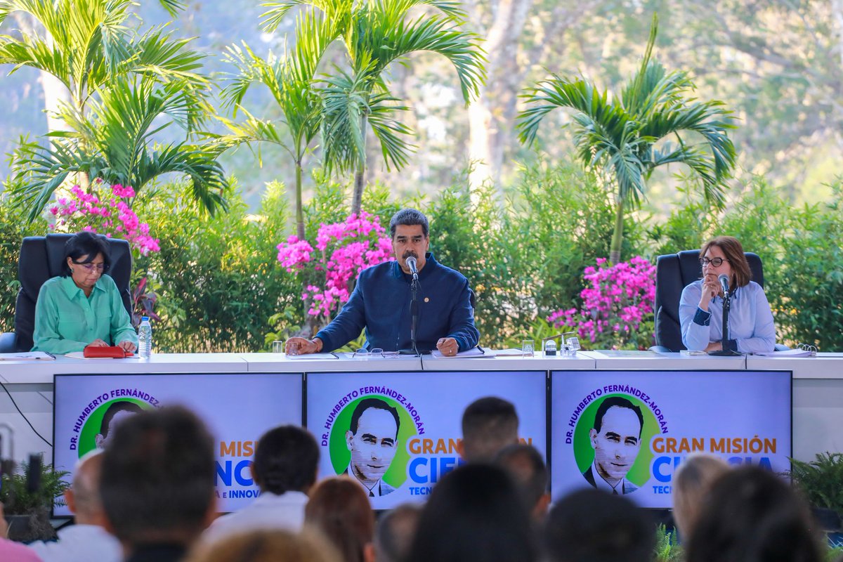 NicolasMaduro's tweet photo. Les pido a los integrantes y participantes de la Gran Misión Ciencia, Innovación y Tecnología a que avancemos hacia la creación de nuevas redes sociales de alta tecnología y calidad para que sean las mejores del mundo. Es una meta existencial. Pensemos el futuro de las redes sociales para el conocimiento, la vida, para lo bueno y la verdad.