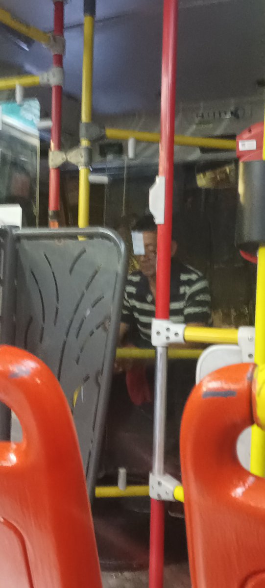 Esteban_Ambiado's tweet photo. Es legal que el chófer lleve sentado a sus familiares ahí? Recorrido J02 FLXT61  @Transantiago @Red_Movilidad @TTISantiago @MTTChile https://t.co/pRknef2UFY