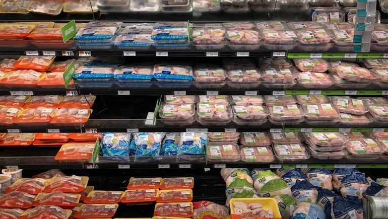 No surprise here.

Consumers are now more selective about meat purchases as inflation continues to weigh on wallets, with 37% buying cheaper cuts of meat, and 43% making dishes with less meat, reports @FoodDive's @iamchriscasey here: buff.ly/4au8x6u