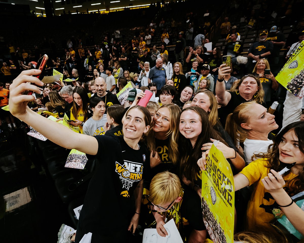 IowaWBB's tweet photo. The best place with the best people 🫶

#Hawkeyes https://t.co/HGKZJjUaX0