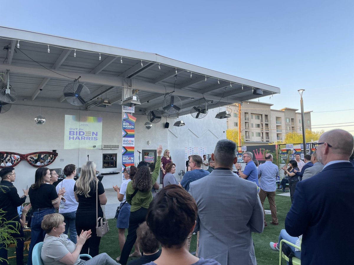 Mayor @KateWGallego reminds the Arizonans at Out for Biden: “The path to the presidency runs through Arizona.” And makes a pitch to LGBTQ+ Arizonans and their loved ones to get involved, make calls, knock doors, and VOTE!! 🌈🌈