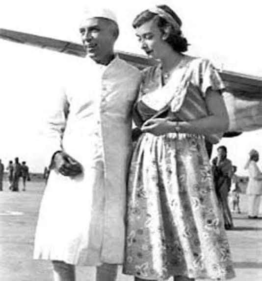 #क्या नेहरू जी और एडविना की हमबिस्तरी की फोटो और वीडियो इंग्लैंड के पास हैं ? जी हां दोस्तो घटना कुछ इस प्रकार है कि नेहरू और एडविना ने 9 मई 1947 से लेकर 12 मई तक शिमला में एक रोमांटिक स्टे किया था .… जिसके बारे में कहा जाता है कि अंग्रेजी जासूसों ने उसकी वीडियो और फोटो उतार लिए…