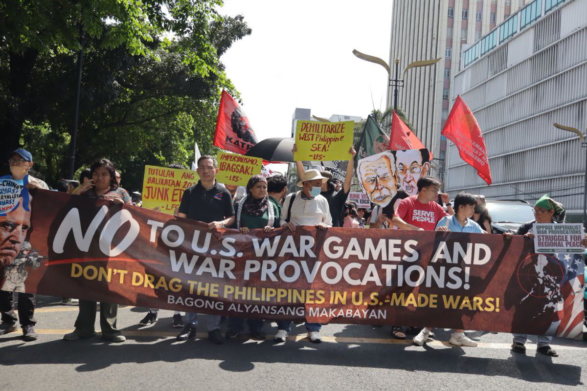 NGAYON: Dumagsa ang hanay ng progresibong mamamayan sa Kalaw Avenue upang tutulan ang Balikatan Exercises na gaganap sa pagitan ng militar ng Estados Unidos at Pilipinas ngayong 2024. 

#USTroopsOutNow
#NoToBalikatanExercises