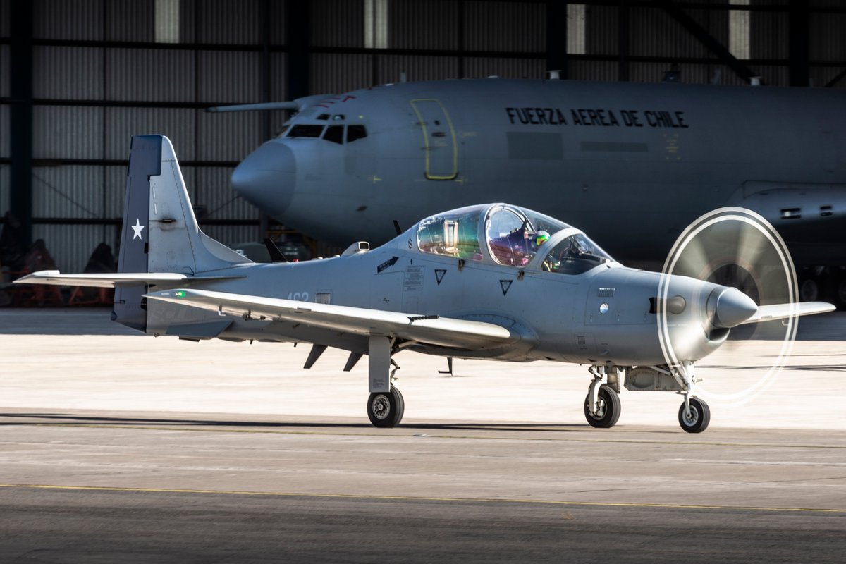 #FIDAE2024 | Embraer A-29 Super Tucano | 462 | Fuerza Aérea de Chile. 

Rodando hacía plataforma militar luego de simular operaciones CAS (Close Air Support) junto a un MH-60 en operaciones CSAR (Combat Search and Rescue), el día de hoy. 

#FIDAE #Chile