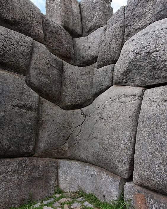 Sin mortero.
Sin hendiduras "cortables".
Sacsayhuamán. 

Ancient History Addicts