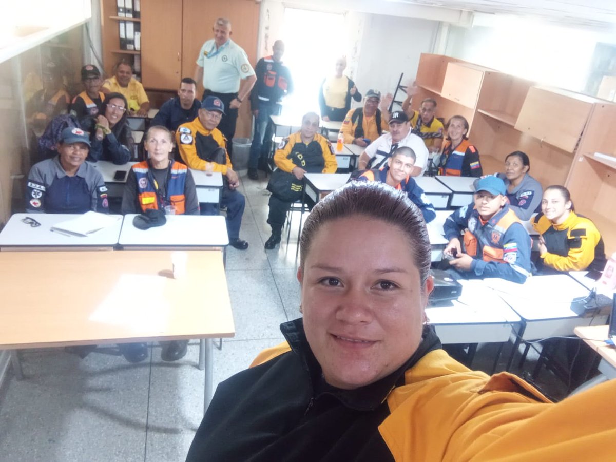 #10Abr Personal Voluntario de la @BrigadaHelice participa en el Curso de Instructores, en la Sede de Protección Civil del Gobierno de Caracas. Organizado por la Dirección de Pracade. #HelicePreventiva #HeliceDeLaManoConLaComunidad @PCCAPITAL @ccs_imgrad @ComunasVE_ @ReporteYa