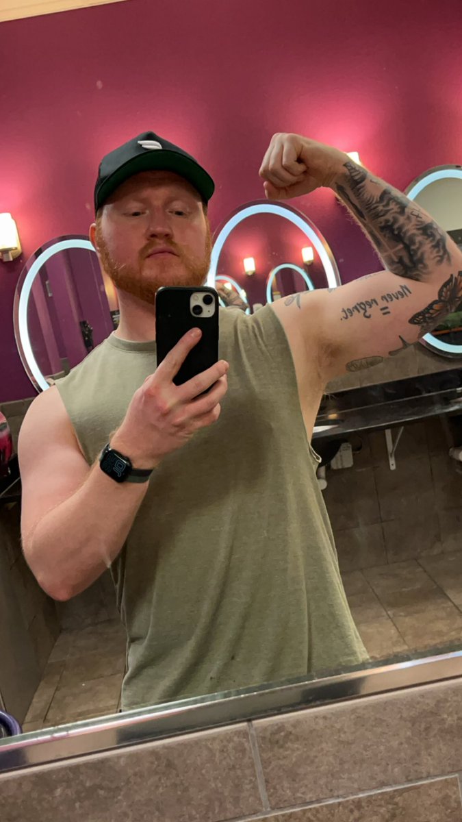 redhd93's tweet photo. I don’t know how else to take a gym selfie. https://t.co/Jg0eFnvQ5U