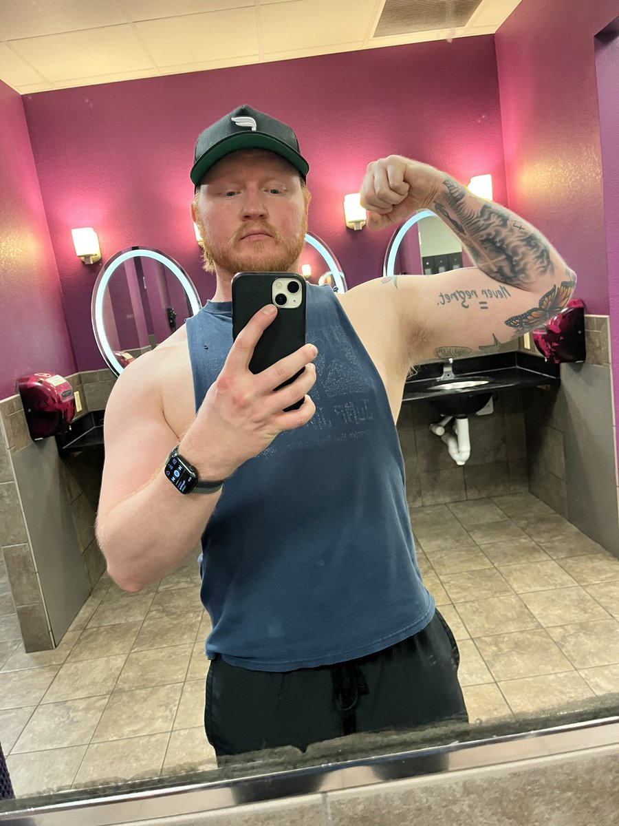 redhd93's tweet photo. I don’t know how else to take a gym selfie. https://t.co/Jg0eFnvQ5U