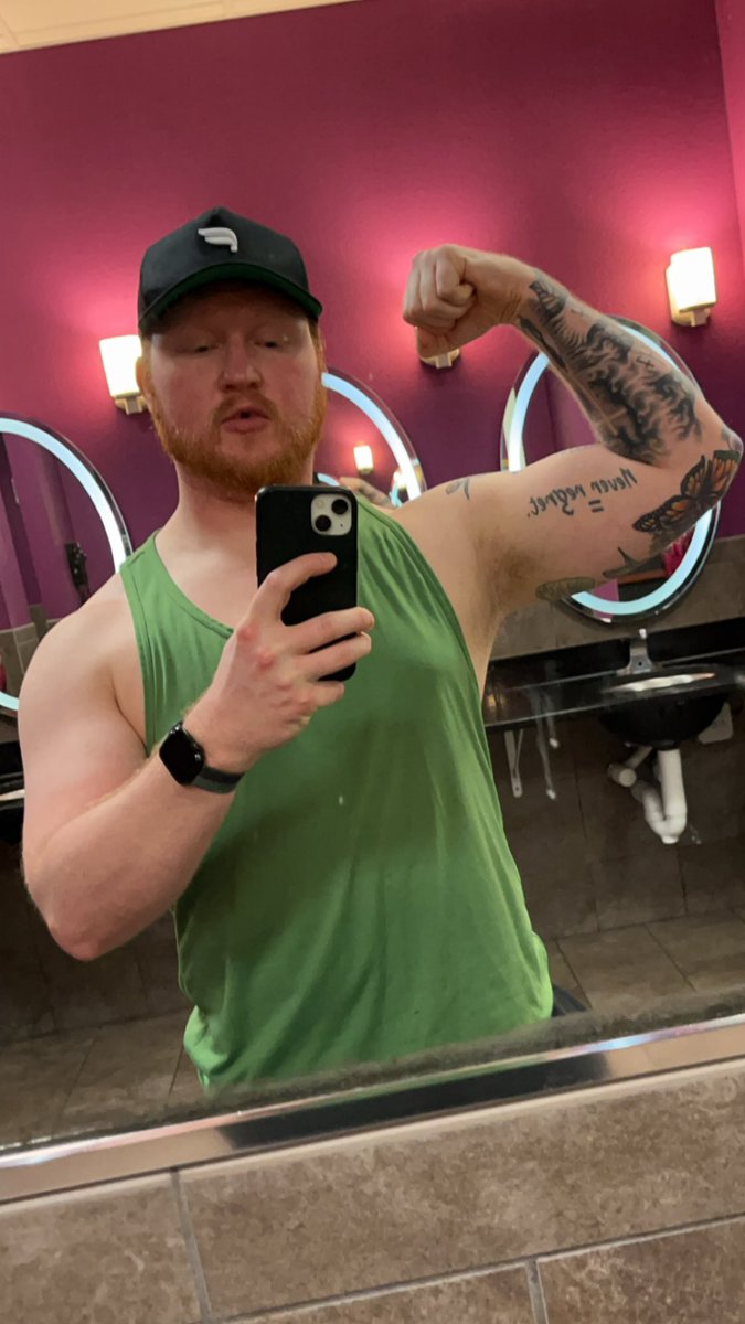 redhd93's tweet photo. I don’t know how else to take a gym selfie. https://t.co/Jg0eFnvQ5U