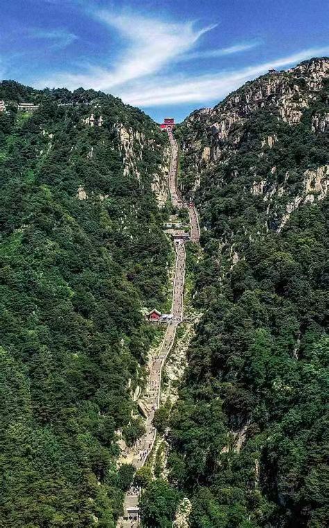 泰山，中国五岳之首，以其雄伟壮观的山势和丰富的历史文化内涵，成为中华民族精神的象征。