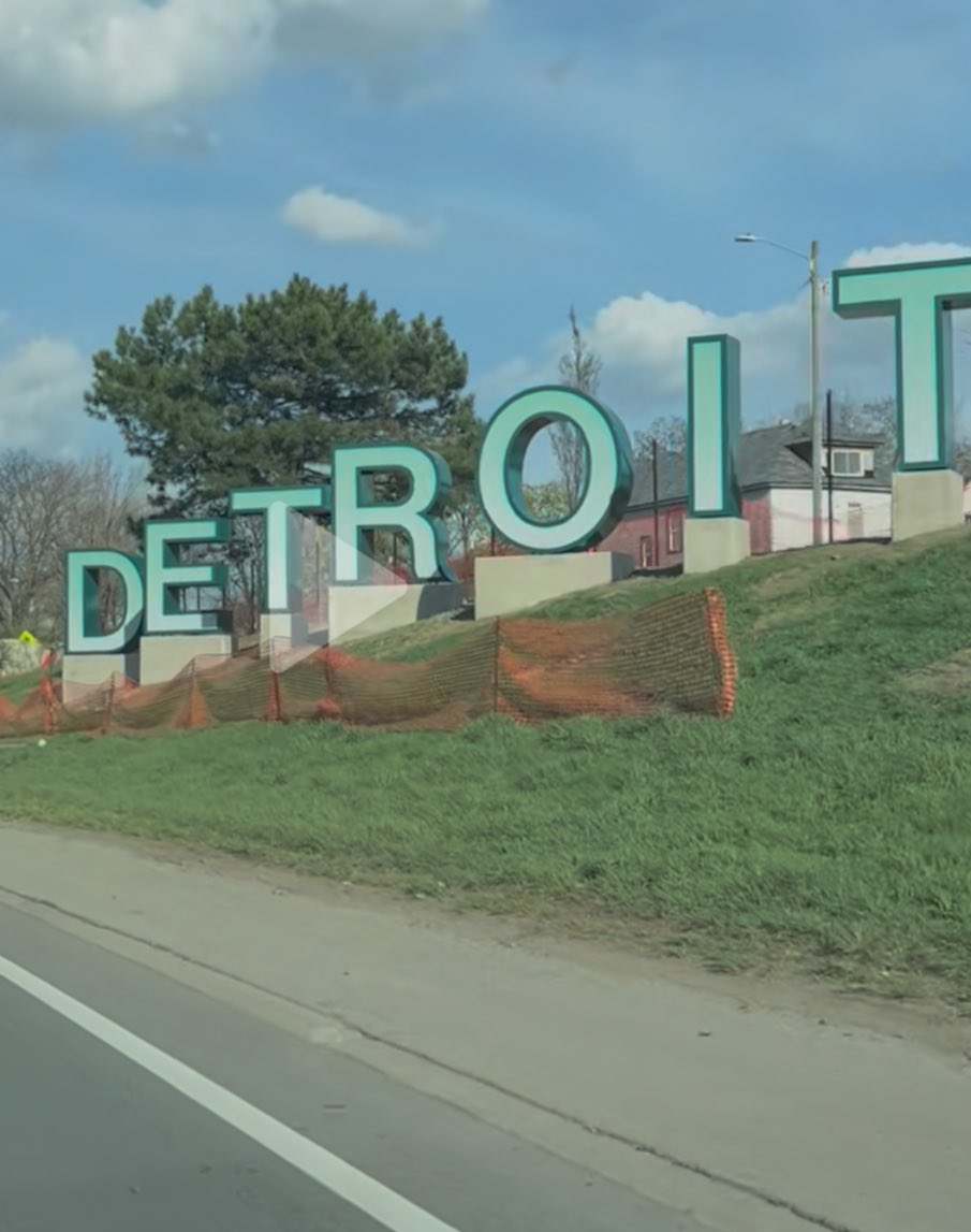 ZackbuddyZSmit1's tweet photo. Hey,, @PriorityWaste ,, (just wondering) did you guys happen to “sponsor” Detroit’s Hollywood Sign,, looks like the type of quality work you morons would do,, lmk,, thanks. https://t.co/B8mRWBVP8W
