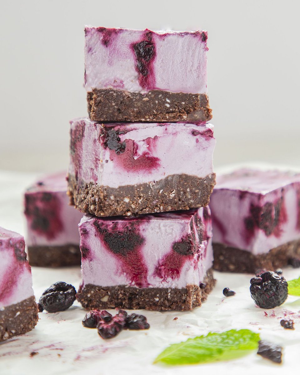 These Blackberry Nice Cream Bars with Chocolate-Macadamia Crust by @the_feedfeed are a delicious no-bake treat! The “nice cream” in these bars is made with cashews & coconut milk and sits on top of a chocolate-macadamia crust, yum! 😎

oregon-berries.com/recipe/blackbe…

#oregonberries