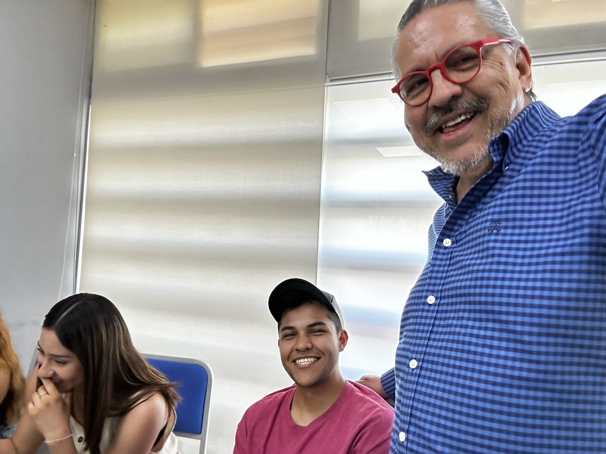 ELARQUITECTOGC's tweet photo. Hoy me di cuenta en mi clase de Taller Integral de Urbanismo que mi Alumno Miguel Alejandro Suárez Ávila “El Pollo” es un excelente deportista en #BOX y mañana competirá #OrgulloUdG le deseo que #Triunfe @udg_oficial @rvillanueval @CUAAD_UdeG #VamosMigue https://t.co/7FikgqYyLk