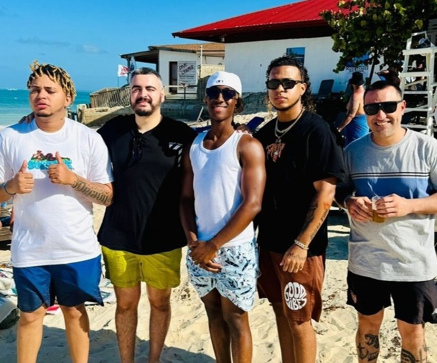 ✅ Más de 45 días de tour por todo LATAM y más de 15 vuelos, pudiendo compartir momentos inolvidables con “mis niños” a los que he visto crecer y trabajar a diario. 

Estoy muy orgulloso de esto que hemos formado. 

Gracias, somos una bonita familia😘

<a href="/SergiCerrato/">Sergi Cerrato</a>