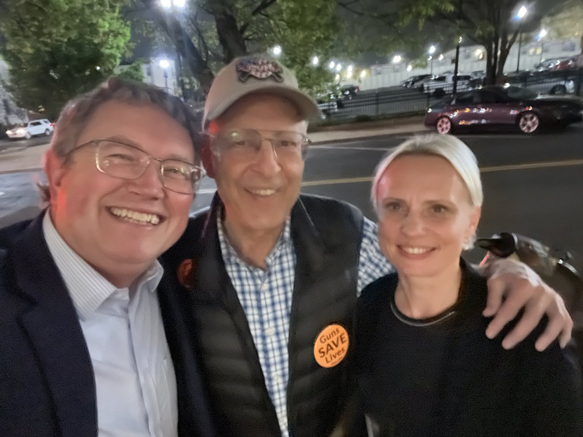 .@RepSpartz and I ran into 2A legend Dick Heller here in DC just now! He was riding his bicycle on the street at 9:30pm. en.m.wikipedia.org/wiki/District_…