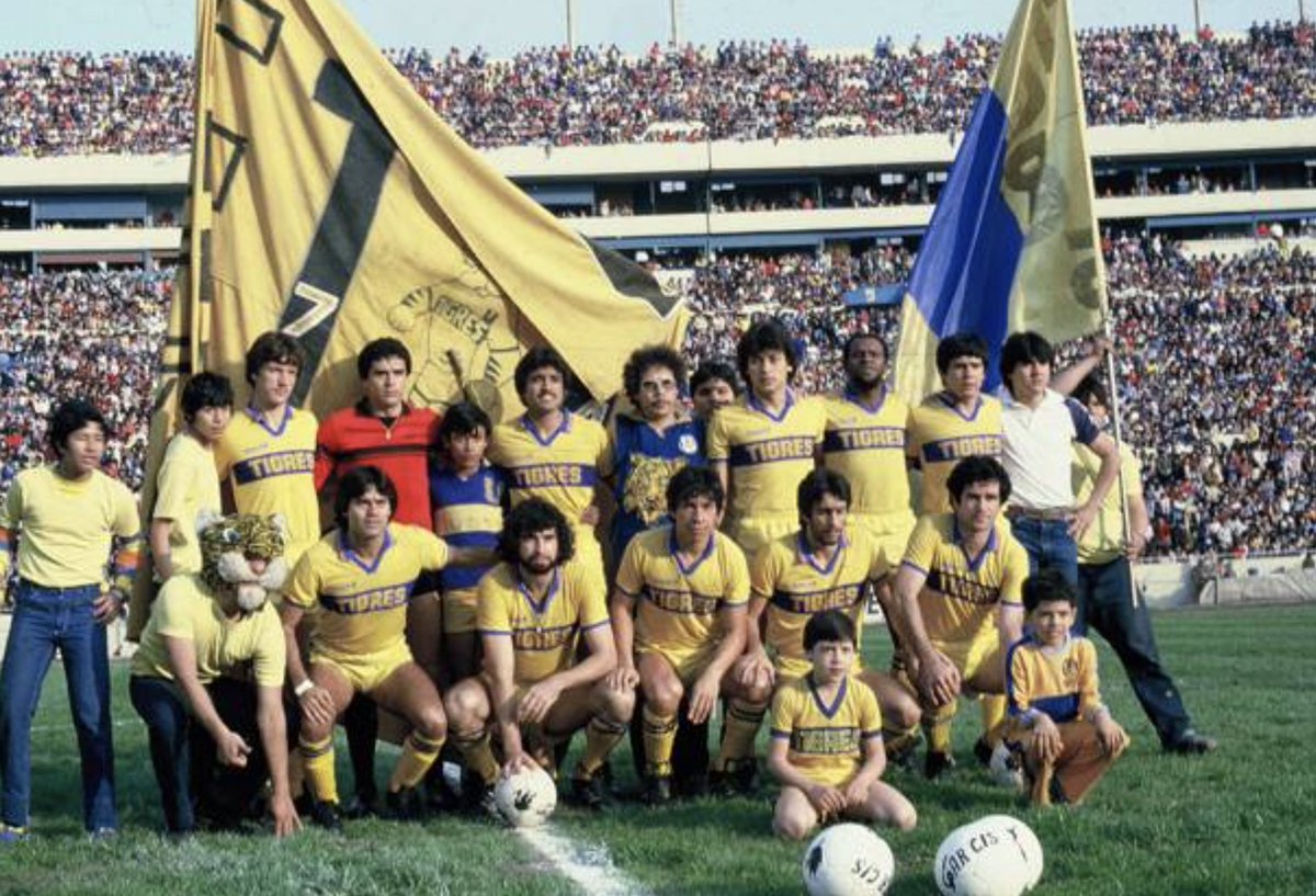 Un Clásico Regio en 1982. Por jugarse en el Estadio Universitario. Muy bonitos uniformes de ambos equipos. #Rayados #Tigres