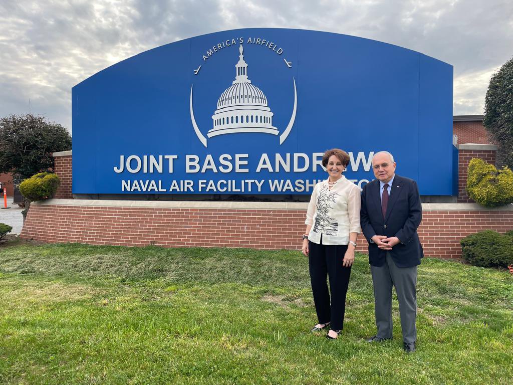 Excited to join my friend @PhilippinesUSA Ambassador Babe Romualdez at Joint Base Andrews to welcome President @bongbongmarcos to Washington for the second time in less than a year — this time for the historic Japan-Philippines-U.S. Trilateral Leaders Summit. 🇯🇵🤝🇵🇭🤝🇺🇸