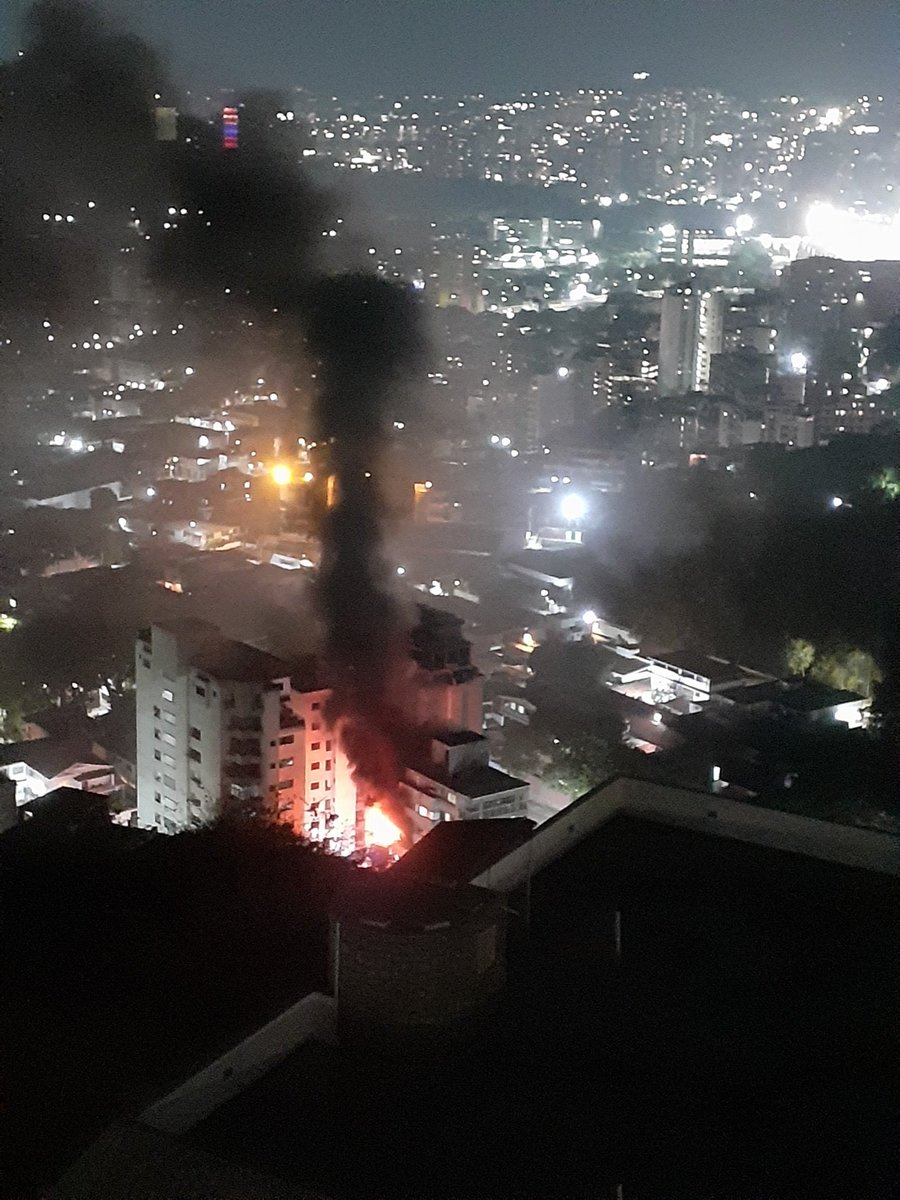 gustavo08489639's tweet photo. Santa Mónica bomberos en acción de extinción. https://t.co/t6YL3XN9Sn
