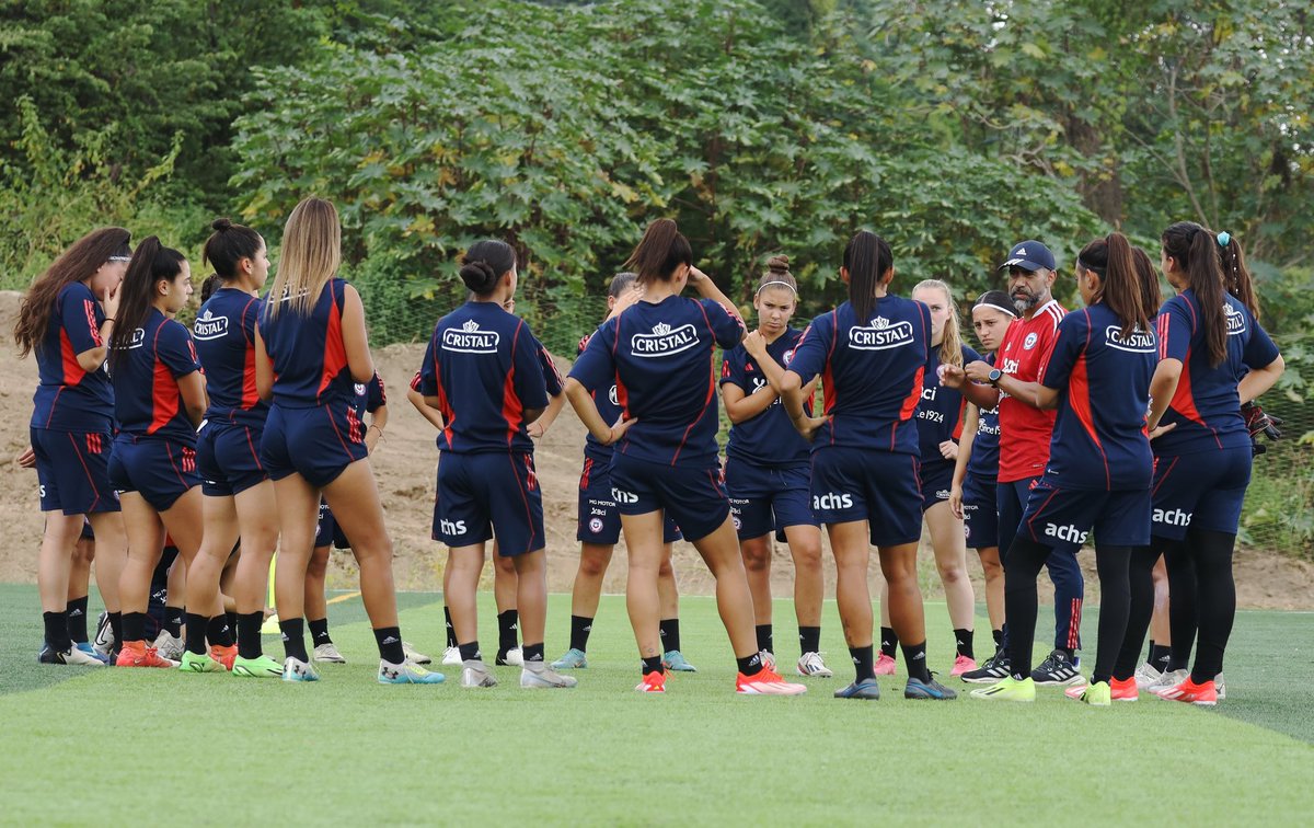 #LaRojaFemSub20 🇨🇱 tuvo su primer entrenamiento en Guayaquil 🇪🇨, con la mente puesta en el debut de este viernes ante Brasil 🇧🇷. 🏆🔜 ¡@CONMEBOL #Sudamericano Ecuador 2024! #SomosLaRoja