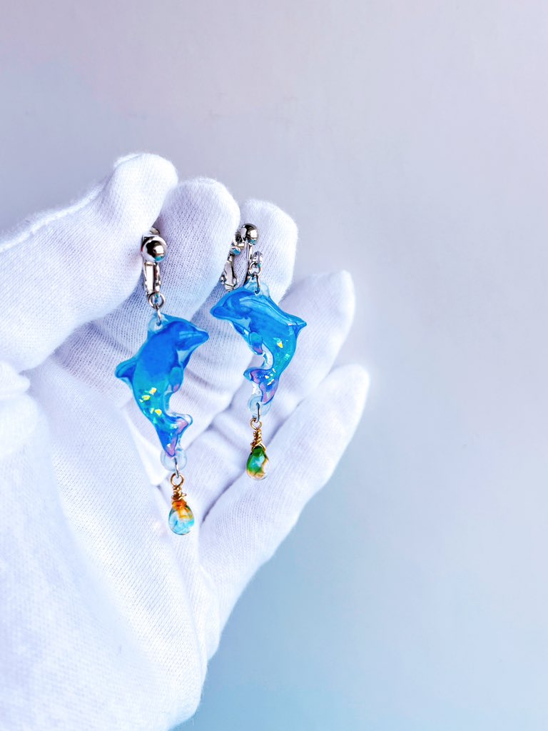 イルカ🐬完成
尾の方に水しぶきをイメージしたホロが入っていて、キラキラ可愛い♡
これからの季節にピッタリ🌈✨

#デザフェス59 
#デザインフェスタ
他のイベントでもご用意します