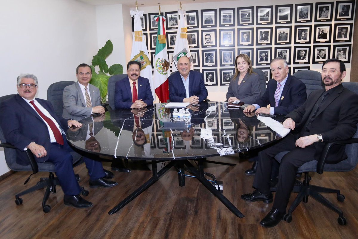 rubenmoreiravdz's tweet photo. Hoy #miércoles nos reunimos en la @Mx_Diputados con integrantes  del Comité Mexicano Cívico Patriótico. Dialogamos sobre nuestra comunidad migrante en #California y su importancia para #México y #USA. Me acompañó @MaElenaSerranoM, líder en el país vecino y diputada de la bancada de @GPPRIDiputados