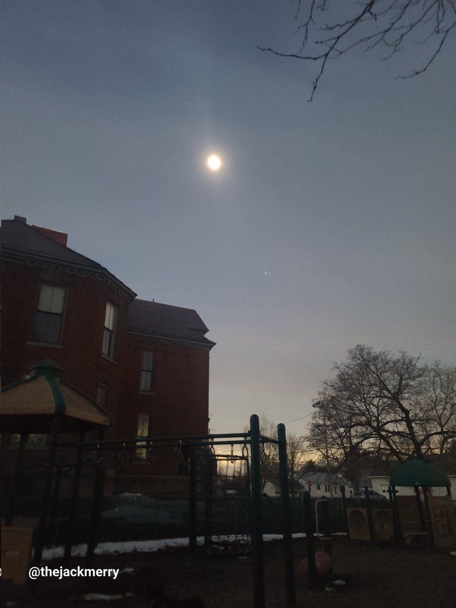 Thejackmerry's tweet photo. I witnessed totality for 3mins and 38secs in St.Alban, Vermont. https://t.co/5V5tjaW6di