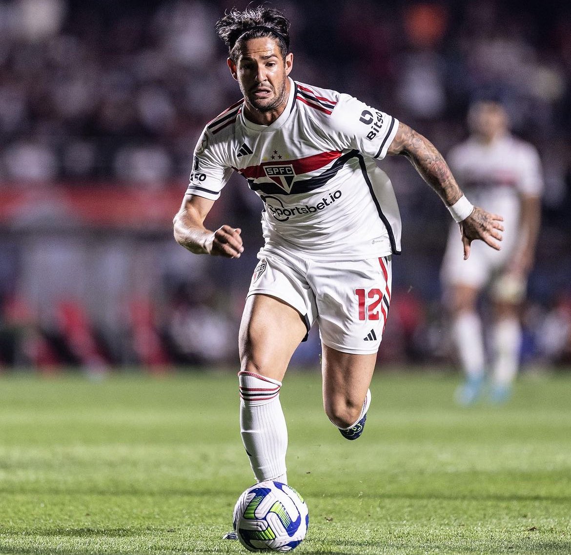 O #Santos vai avaliar a parte física do Alexandre Pato para saber as condições dele e se vale a pena contratar o jogador para a Série B! Ele atuou apenas 10 vezes pelo São Paulo em 2023. Tá com 34 anos. @silvapcaique, que confio bastante, trouxe a informação inicial e chequei.