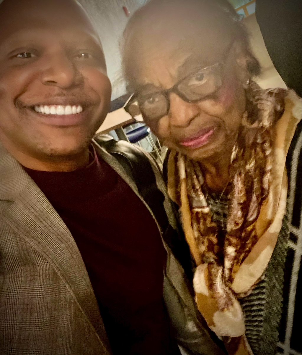 I had the most heartwarming encounter leaving @LassiterECHS today – bumped into my elementary school librarian, Ms. Curry, from H.S. Thompson! She along w/ others from Thompson shaped my childhood in ways I'll always cherish. #GratitudeOverflow! @dallasschools