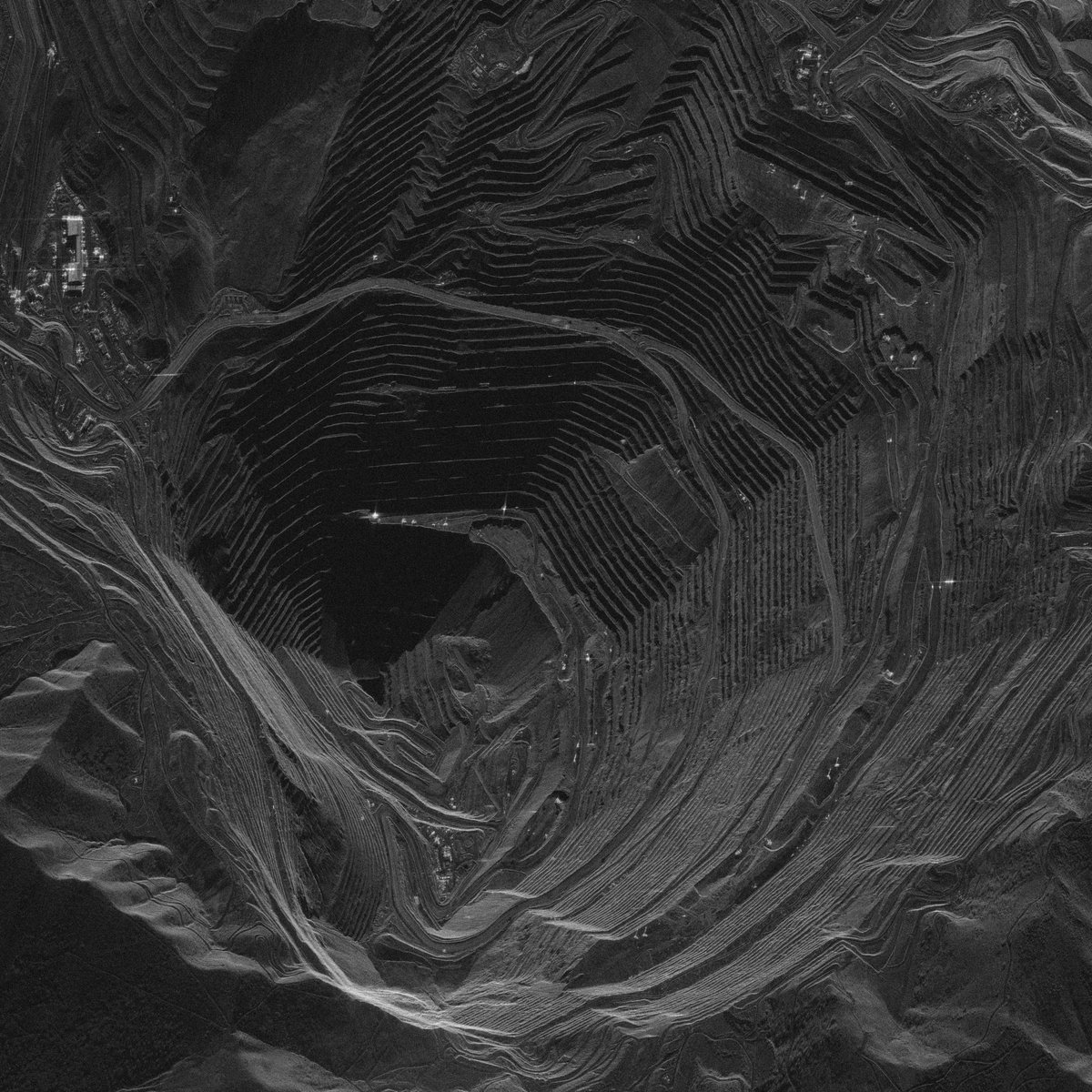 Cool! The Bingham Canyon Mine in #Utah as seen through a synthetic aperture radar on an @umbraspace satellite.