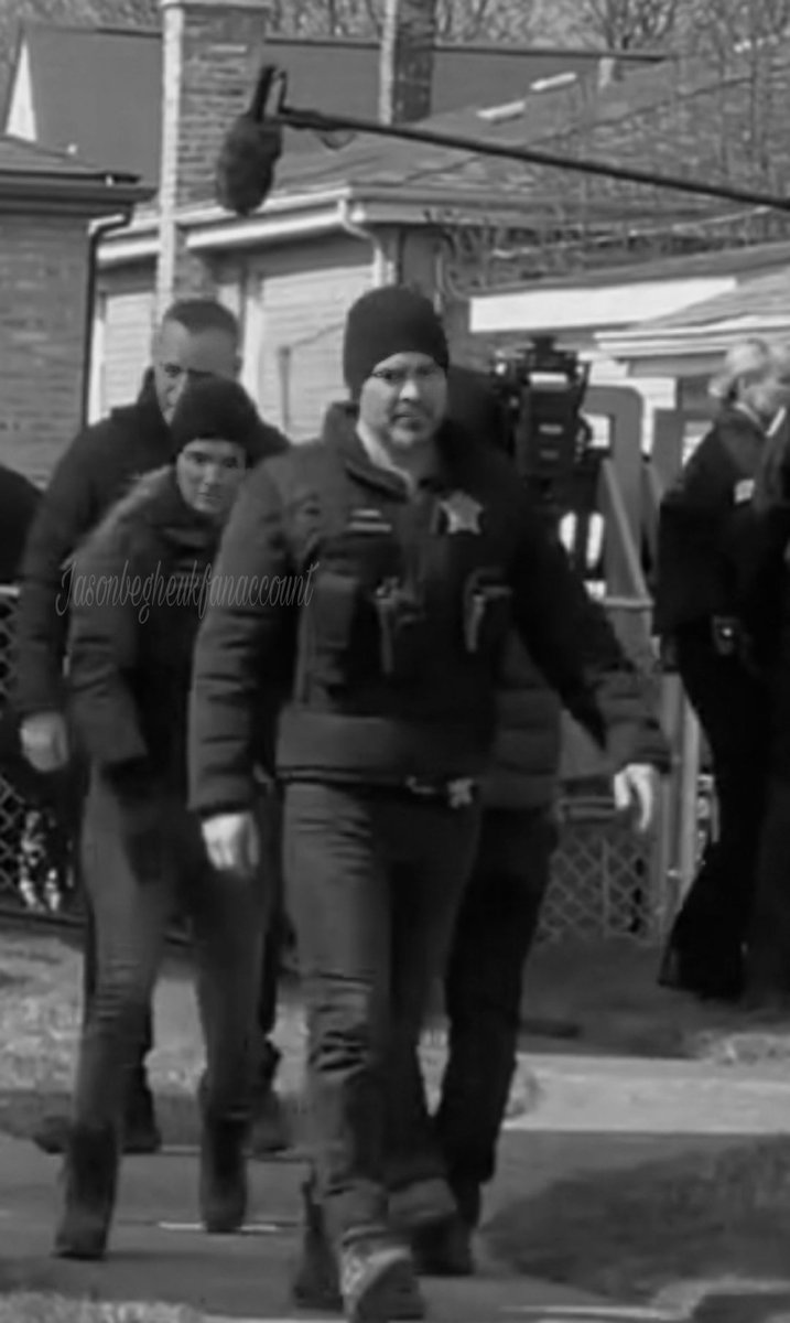 lostbabe42's tweet image. Jason, Tracy, marina and paddy on set filming taken by Aishling

#jasonbeghe #hankvoight #tracyspiridakos #haileyupton #marinasquerciati #kimburgess #patrickflueger #adamruzek #chicagopd #onechicagofamily #nbc