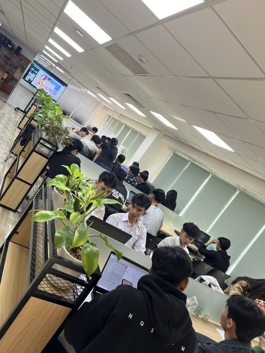 loc_than's tweet photo. 19 projects have been implemented, and today is the day the students will demonstrate their implementation results through the defense session at the end of the internship.

#internshipcourse02
#fptpolytechnictphcm
#superteamVN https://t.co/DLtKQeVqL5