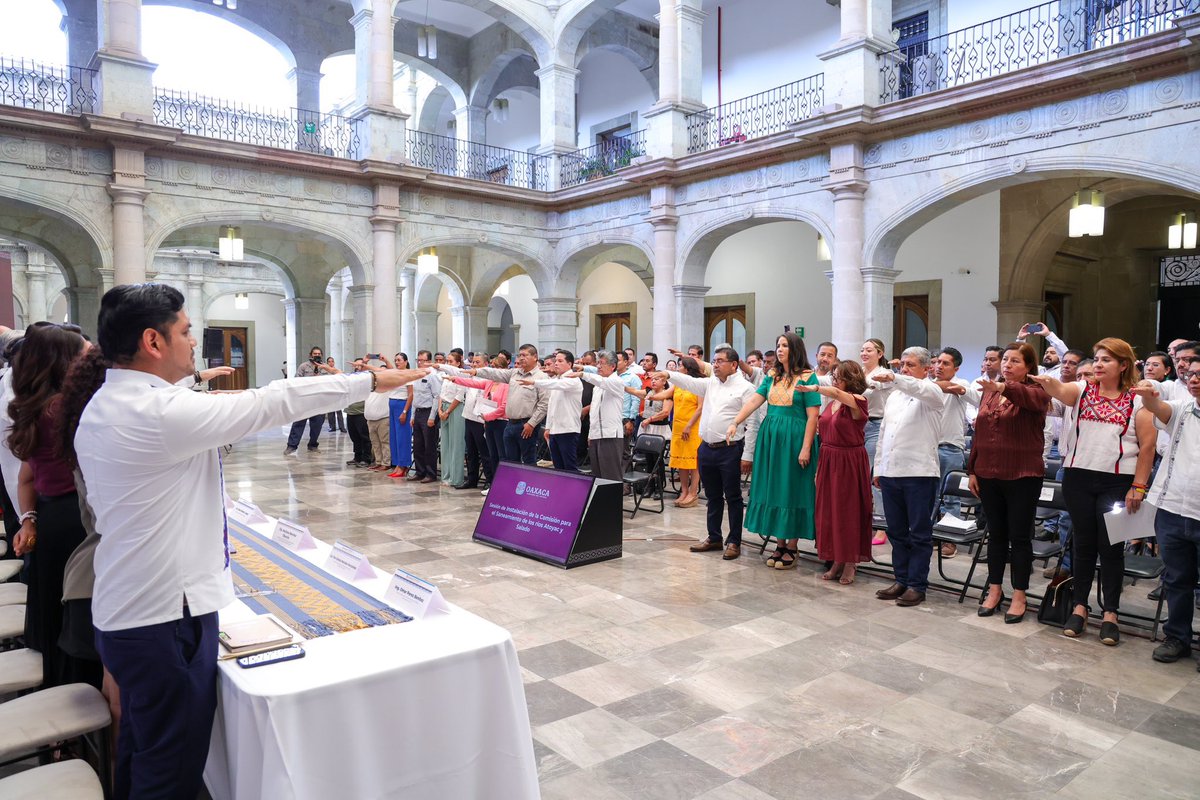 Esta tarde, asistí a la instalación de la Comisión para el Saneamiento de los ríos Atoyac y Salado, encabezada por el Gobernador Salomón Jara Cruz (<a href="/salomonj/">Salomón Jara Cruz</a>). Agradezco la invitación de mi amiga la Dra. Karime Unda Harp <a href="/Karime_UndaHarp/">Karime Unda Harp</a> Secretaria de Medio Ambiente,