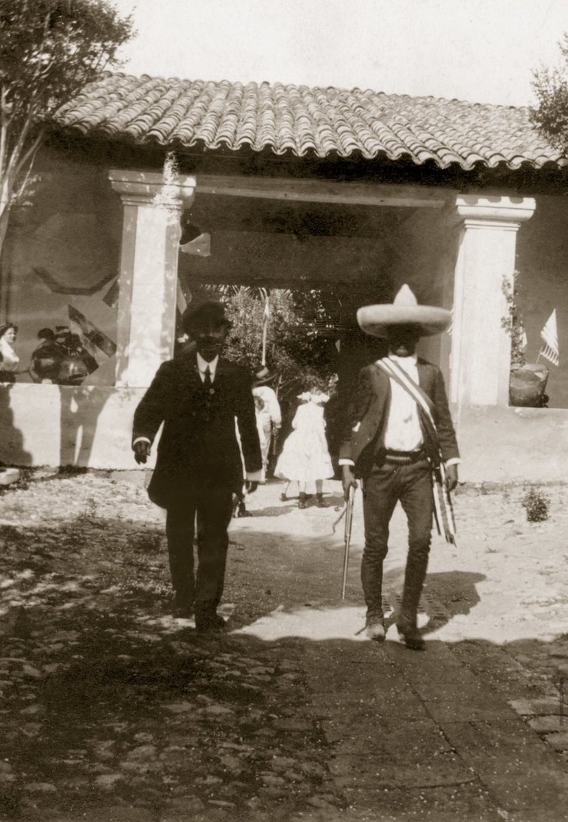 Comparto esta maravillosa fotografía de dos protagonistas de la Revolución Mexicana tratando de zanjar sus diferencias en julio de 1911. Se trata de Francisco Madero y Emiliano Zapata caminando dentro del Jardín Borda en #Cuernavaca Morelos. Madero no lograría satisfacer los…