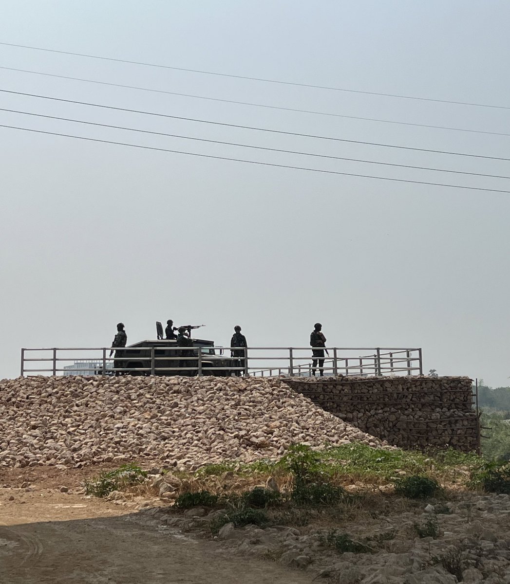 Thai military on high alert in Mae Sot now. KNU spokesperson told us that their forces took control of the 275th battalion at 10 pm last night. About 200 SAC troops withdrew to No.2 friendship bridge. Watch @TLCBkk reports on @AJEnglish. #whatshappeninginMyanmar