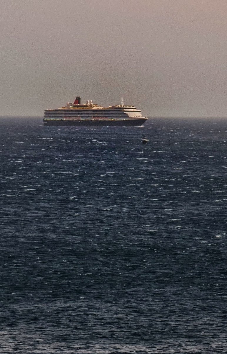 The @cunardline #QueenVictoria arrives in #CapeTown as part of its Round the World cruise which started on the 9 Jan. Walvis and the Canary Islands next. Sunrise at 7:06am