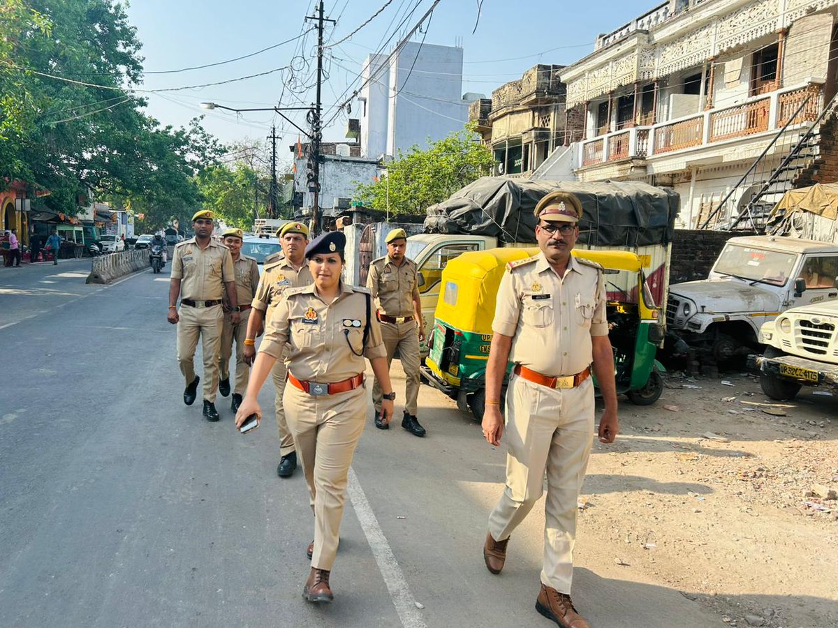 ईद उल फितर के अवसर पर मस्जिदों में होने वाली नमाज के दौरान @dcpcentrallko 🚔 @IPSRaveena व #AdcpCentral🚔 @Cop_Manisha द्वारा स्वयं सुरक्षा व्यवस्था का निरीक्षण किया जा रहा है। @lkopolice