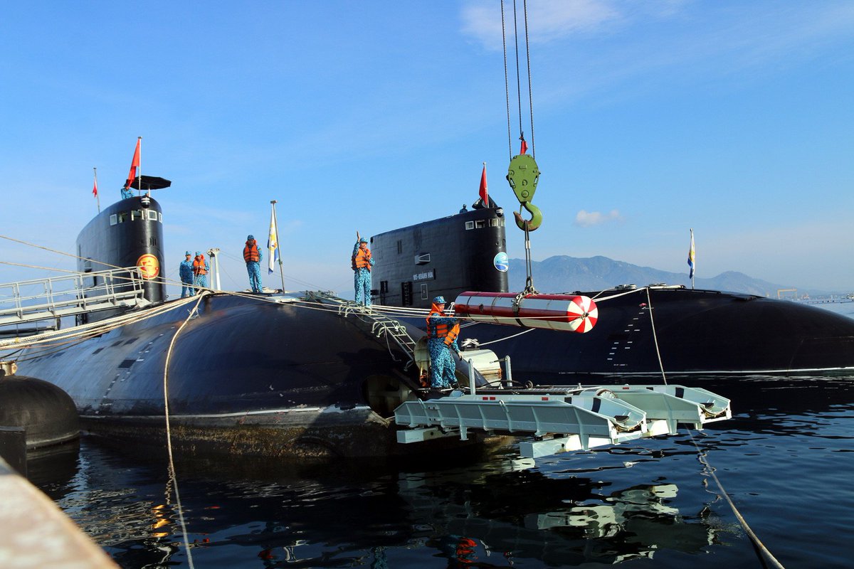 #NavalNews #SubThursday #Submarines Vietnam People's Navy Project 06361/Improved Kilo-class diesel-electric attack submarines Hải Phòng (HQ-184) & Khánh Hoà (HQ-185) loading practice naval mines. Photo by vietnamnet.vn via @CollinSLKoh