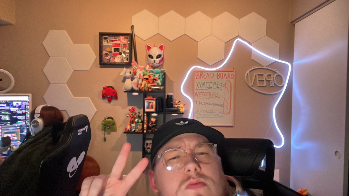 COME HELP ME! IM DECORATING BUT I NEED YOU! Twitch.tv/tylerbreadman!