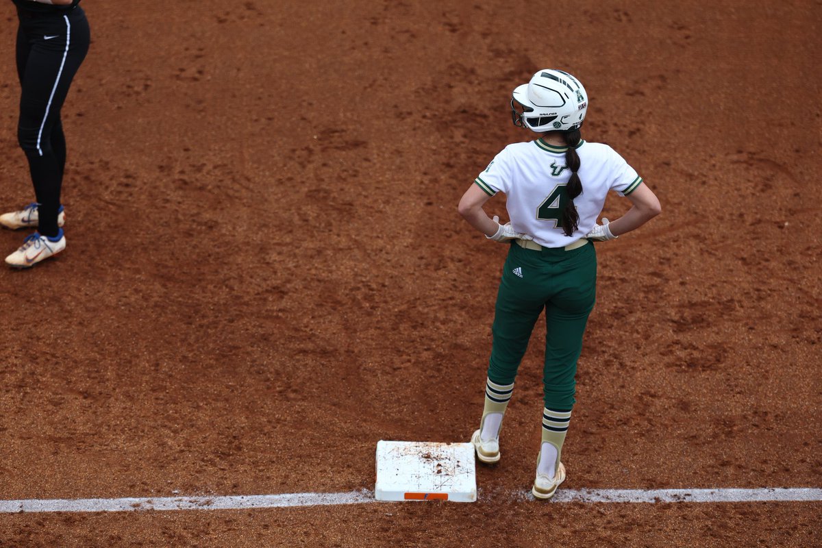 DOWN GO THE No. 9 GATORS 😤

South Florida gets the upset win defeating No. 9 Florida, 7-4!

#NCAASoftball x 📸 <a href="/USFSoftball/">USF Softball</a>